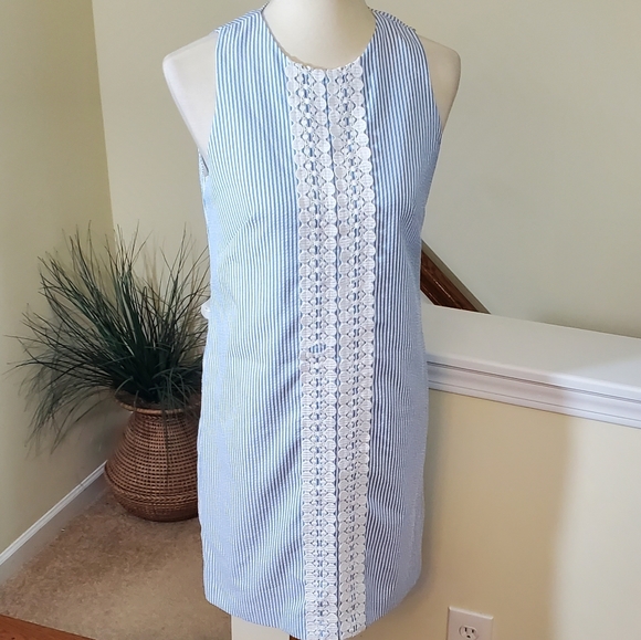 Maggy London Dresses & Skirts - Maggy London Shift Dress–Crochet Seersucker